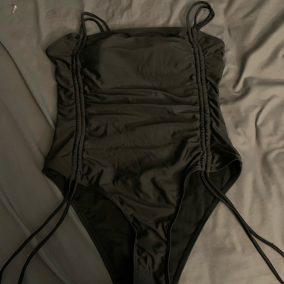 SHEIN women’s plus size swimsuit - Picture 3 of 4